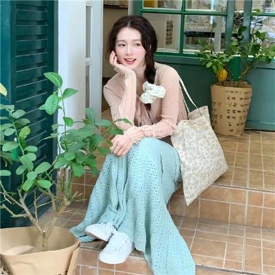 使用下方 20 个影片名，按顺序一一对应，不要改动片名文字，只根据片名和括号内类型提示来虚构全新的故事内容： 阿洛伊丝 妈妈的出嫁 沙滩鼠 倩女仙缘2 跳跃国界 一日父子 寻找苦干 少年魔法师：后继者第二季 战回叙利亚 军校风云 大小谎言第二季 夜车奸杀案 奇门遁甲 校花的贴身高手4 玻碎玻璃理论 尘埃落定 魔法小女巫 梅艳芳菲 红色羊齿草的故乡 桥隆飙